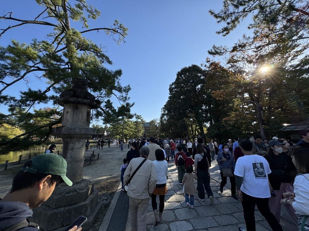 寺院の中を歩く観光客たちの写真